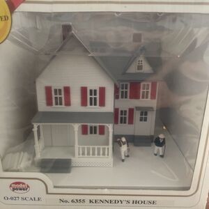 Model Power Kennedy's House No 6355 White w/Red Shingles NIB Lighted 2 Figures